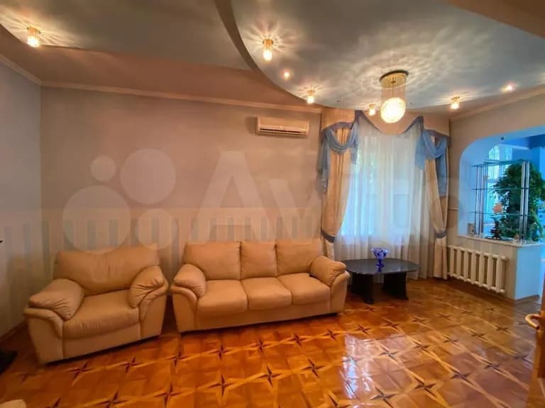 Продается 4-комн. квартира, 144.4 м²