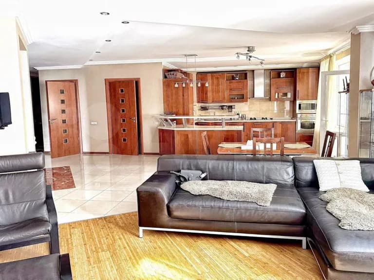 Продается 4-комн. квартира, 138 м²