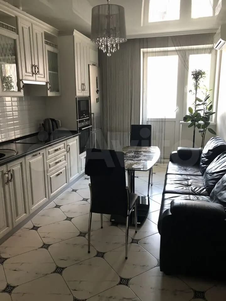 Продается 2-комн. квартира, 63.2 м²