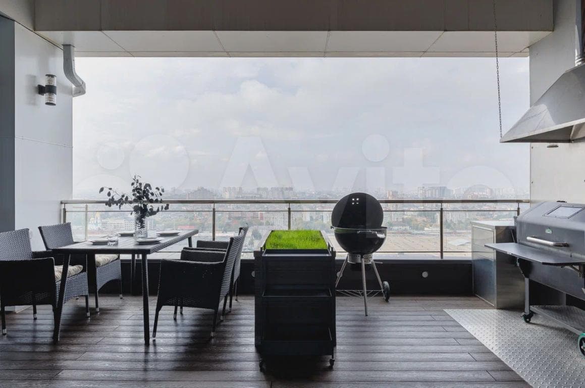 Продается 4-комн. квартира, 323 м²
