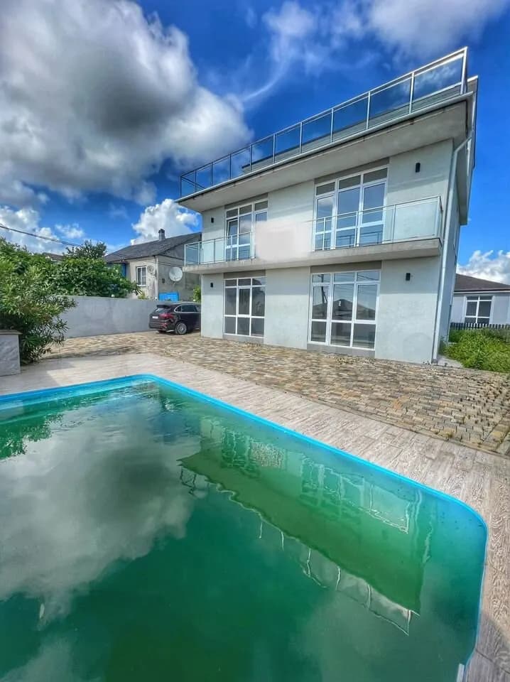 Продается 4-комн. квартира, 340 м²