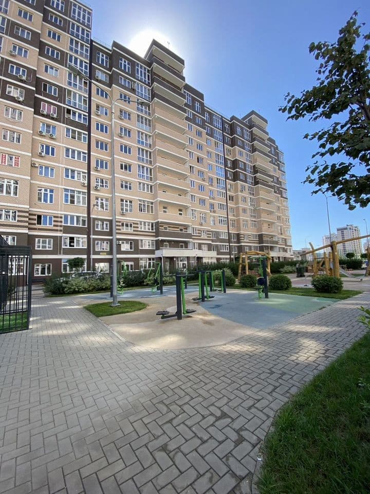 Продается 2-комн. квартира, 58.2 м²